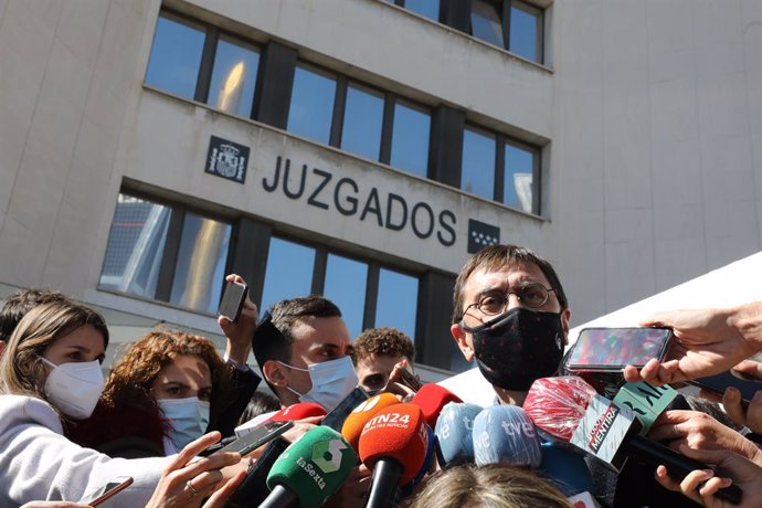 El cofundador de Podemos Juan Carlos Monedero responde a los medios a su salida de los Juzgados de Plaza de Castilla tras declarar como imputado por la presunta financiación irregular del partido 'morado' en el caso Neurona, en Madrid, (España), a 15 