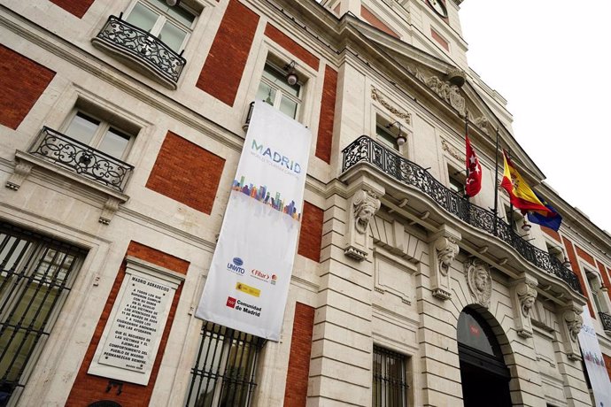 Archivo - Imagen de la Real Casa de Correos, sede del Gobierno regional, con una lona para promocionar la Feria Internacional de Turismo (FITUR).