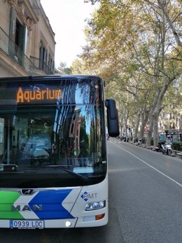 Un autobús de la EMT, en la parada de Paseo del Borne.