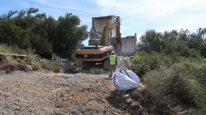 Comienzo del derribo de tres chalés ilegales en el Parque Natural de s'Albufera des Grau.