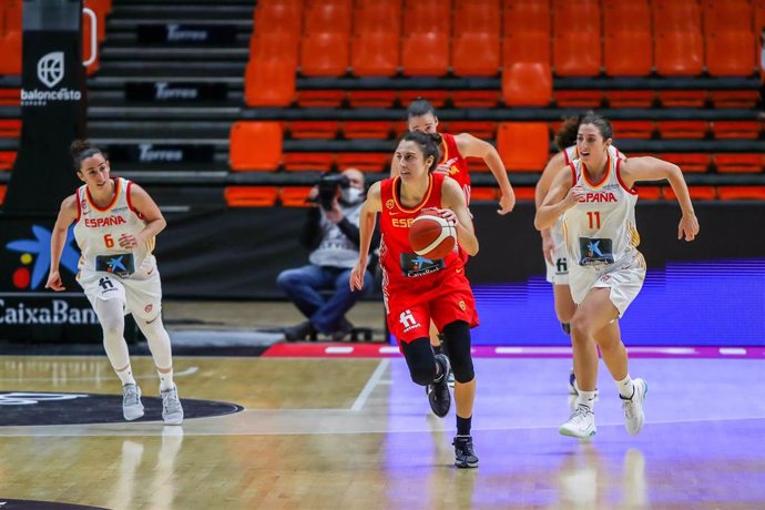 Archivo - Alba Torrens conduce un contraataque en un entrenamiento de la selección femenina de baloncesto