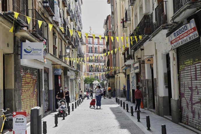 Archivo - Transeúntes pasean cerca de la calle Mayor de la capital.