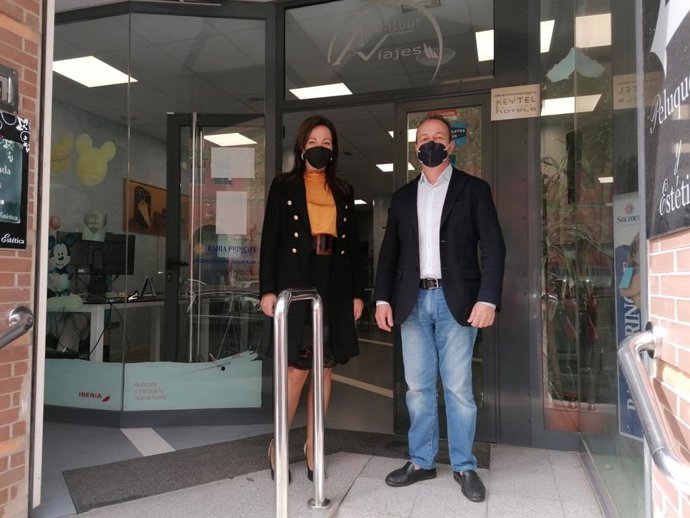 La delegada de Turismo de Huelva, María de los Ángeles Muriel, visita una de las agencias de viajes beneficiada de una ayuda de la Junta.