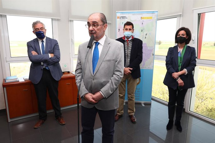 El presidente de Aragón, Javier Lambán, en Ejea de los Caballeros, donde se reúne con responsables de comunidades de regantes y visita varias obras de modernización.