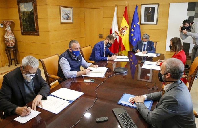 El Presidente De Cantabria, Miguel Ángel Revilla, Y La Consejera De Economía, María Sánchez, Firman El II Acuerdo Del Diálogo Social Ante La Covid-19 Con El Presidente De CEOE-Cepymey Con Los Secretarios De CCOO Y UGT