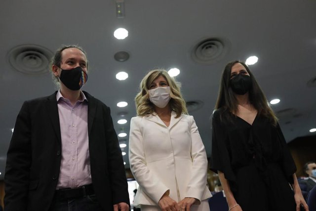 (I-D) El vicepresidente segundo saliente, Pablo Iglesias; la nueva vicepresidenta tercera y ministra de Trabajo y Economía social, Yolanda Díaz; y la nueva ministra de Derechos Sociales y Agenda 2030, Ione Belarra, durante el acto de traspaso de carteras.