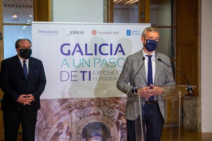 El vicepresidente primero de la Xunta, Alfonso Rueda, junto al presidente de Afundación, Miguel Ángel Escotet, en la presentación de la exposición 'Galicia, a un paso de ti'