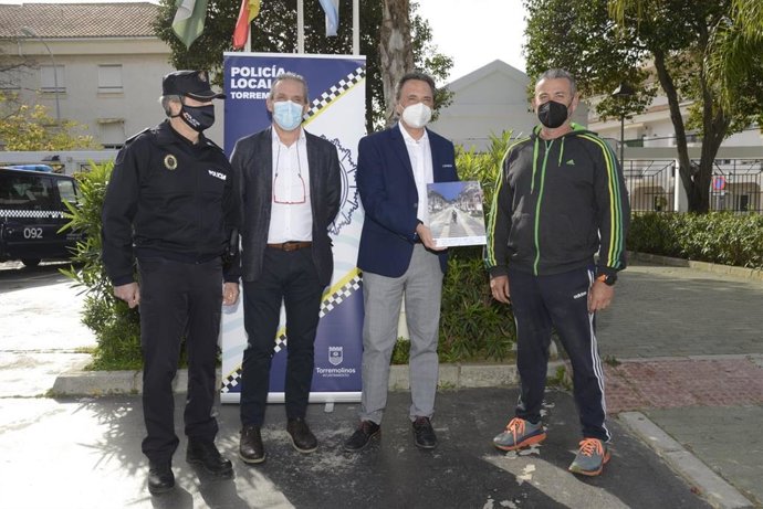 El alcalde de Torremolinos, José Ortiz, con una imagen regalada al comisario de la Policía Local por las actuaciones durante la pandemia