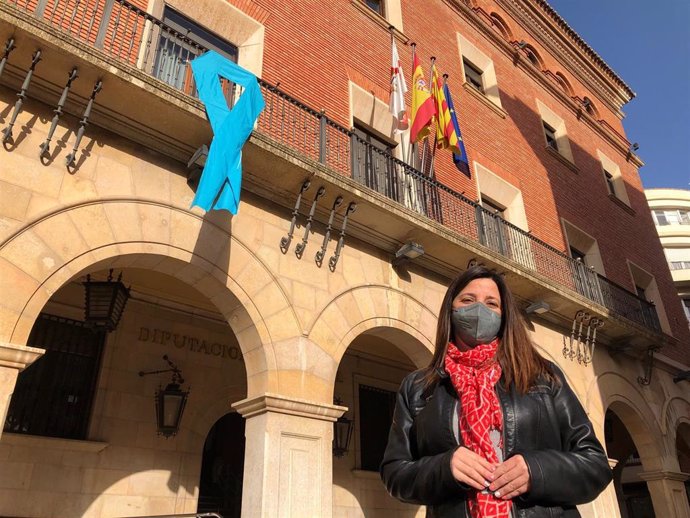 La fachada de la Diputación de Teruel luce un lazo azul por el Día Mundial de Concienciación sobre el autismo.
