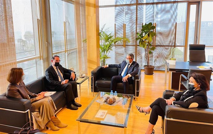 Reunión del presidente de la Diputación, Francisco Salado, y la vicepresidenta Margarita del Cid con el presidente de la Confederación de Empresarios de Málaga y Andalucía, Javier González de Lara, y la secretaria general de la CEM, Natalia Sánchez.