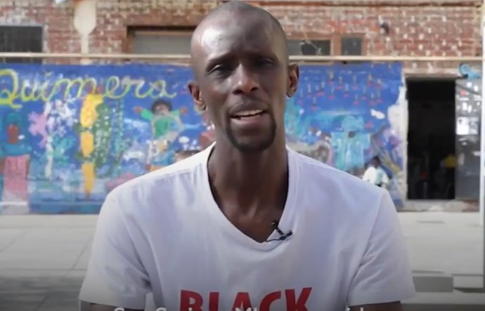 El líder de Podemos, Pablo Iglesias, ficha también para su candidatura electoral en Madrid al portavoz del Sindicato de Manteros, Serigne Mbayé