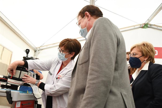 El presidente de la Generalitat Valenciana, Ximo Puig (centro), junto a la consellera de Sanidad Universal y Salud Pública, Ana Barceló (d), durante una visita al hospital auxiliar de La Fe