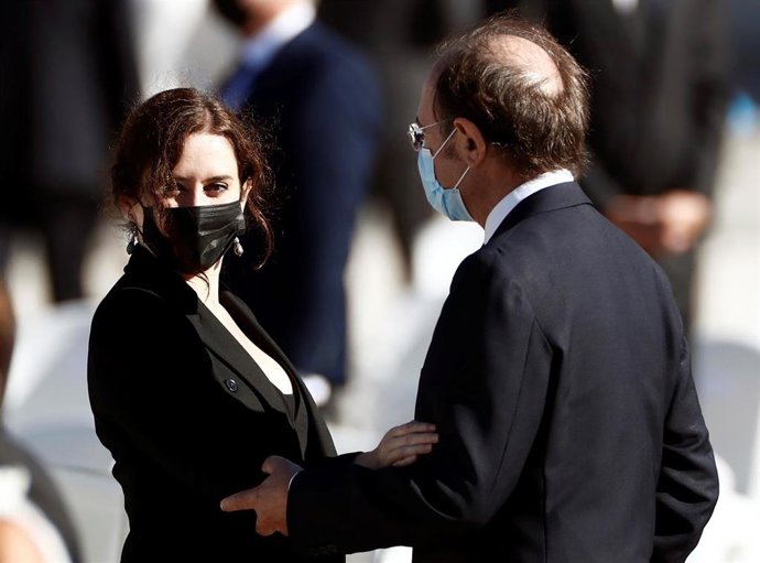 Archivo - La presidenta de la Comunidad de Madrid, Isabel Díaz Ayuso, habla con Pío García-Escudero. Archivo.