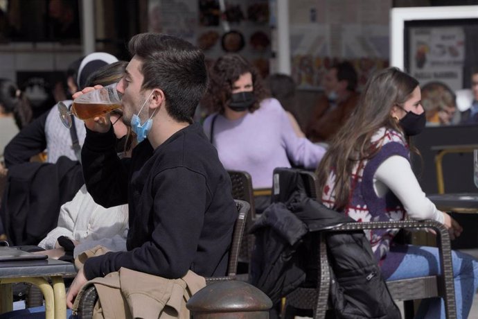 Archivo - Varias personas en la terraza de un restaurante durante el primer día de la apertura parcial de la hostelería en Santiago de Compostela, A Coruña, Galicia (España), a 26 de febrero de 2021. 