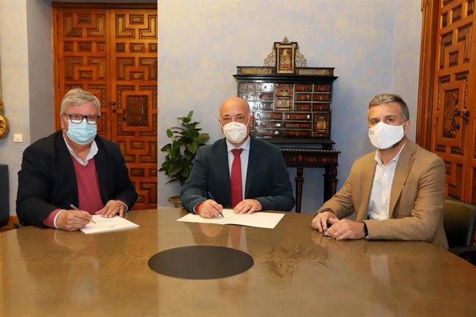 El presidente de la Diputación de Córdoba, Antonio Ruiz (centro), en la firma con UPA.