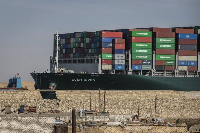 El carguero 'Ever Given' tras ser liberado en el Canal de Suez, donde encalló el 23 de marzo