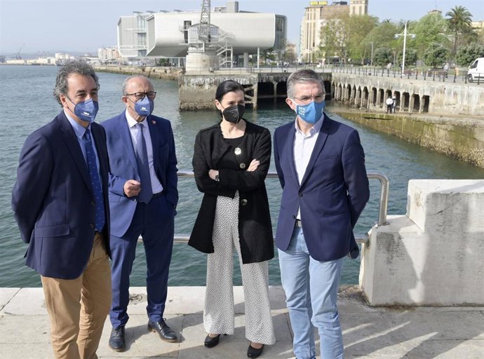 De izda a derecha: El presidente del Puerto de Santander, Francisco Martín; el consejero de Turismo y vicepresidente de la APS, Javier López Marcano; la alcaldesa de Santander, Gema Igual, y el concejal de Fomento, César Díaz