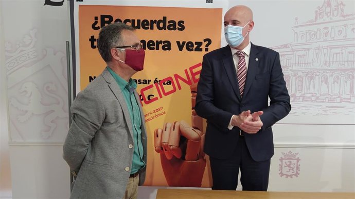 El alcalde de León, José Antonio Diez, y el concejal de Participación Ciudadana, Nicanor Pastrana, durante la rueda de prensa de este miércoles.