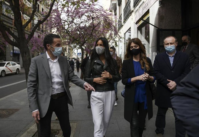El candidato de Ciudadanos (Cs) para presidir la Comunidad de Madrid, Edmundo Bal (1i), acompañado de la número 2 de la candidatura, Esther Ruiz (2d), y de la vicealcaldesa de la capital, Begoña Villacís (2i), durante un recorrido por pastelerías de Mad