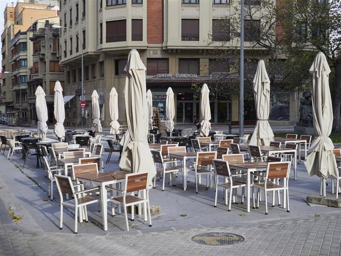 Archivo - La terraza de un bar en Pamplona.
