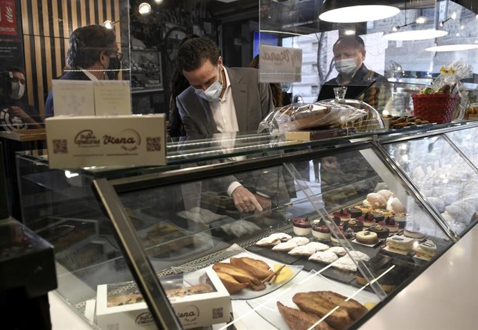 El candidato de Ciudadanos (Cs) para presidir la Comunidad de Madrid, Edmundo Bal, durante un recorrido por pastelerías de Madrid (España), a 31 de marzo de 2021. Bal ha recorrido este miércoles varios establecimientos pasteleros de la capital adheridos