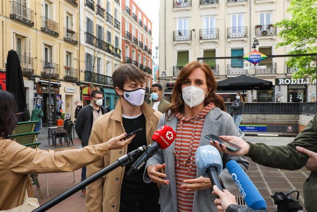 La candidata de Más Madrid a la Presidencia de la Comunidad de Madrid, Mónica García (d), acompañada del senador de la formación, Eduardo Fernández Rubiño (i)
