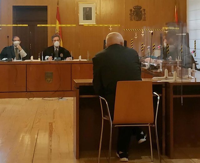 El acusado de abusar de la menor, de espaldas, durante el juicio celebrado en la Audiencia de Valladolid.
