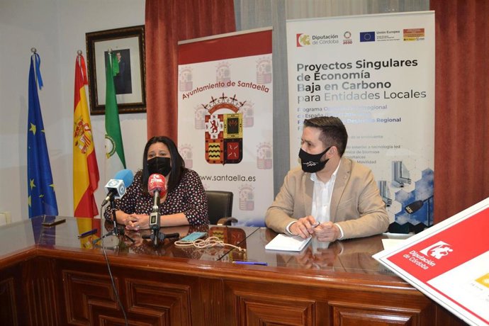 La vicepresidenta primera de la Diputación de Córdoba, Dolores Amo, y el alcalde de Santaella, José Álvarez.