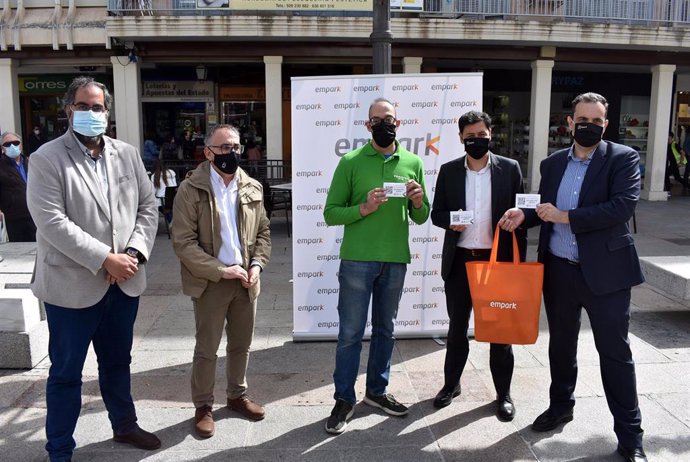 El Ayuntamiento de Ciudad Real entrega a los comerciantes 5.000 vales de aparcamiento en el parking de Plaza Mayor para los clientes del pequeño comercio