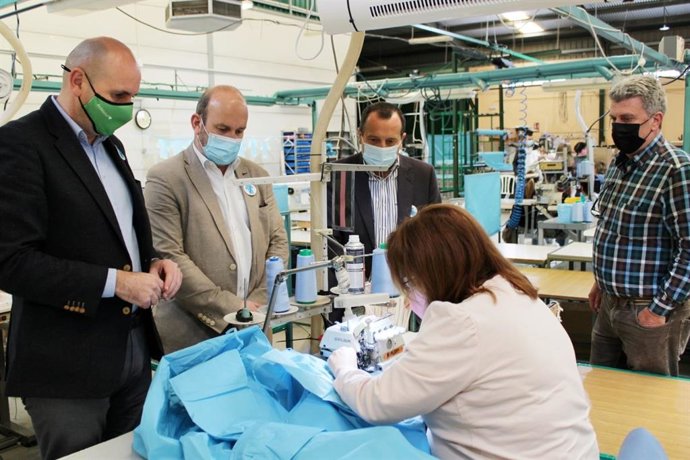 Dirigentes del PSOE visitan la fábrica de Texlencor de Alozaina