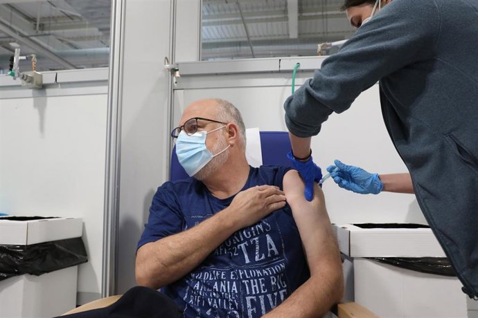 Una trabajadora sanitaria administra una vacuna contra el Covid-19.