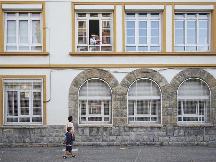 Archivo - Ventanas del Colegio Público Víctor Pradera en el primer día de colegio del curso escolar 2020-2021en Pamplona, Navarra (España), a 4 de septiembre de 2020