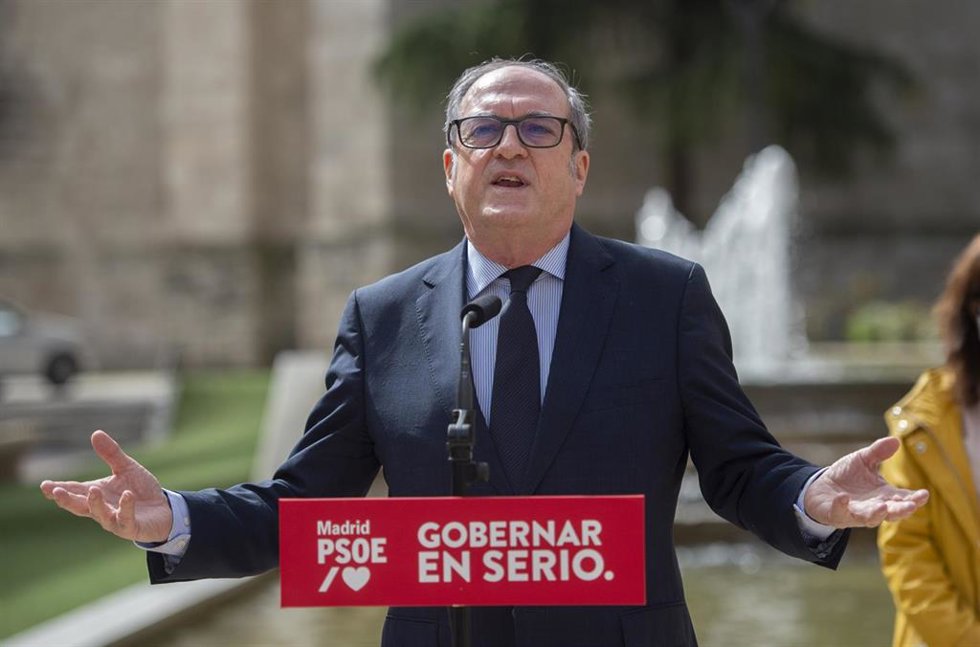 El candidato del PSOE a la Presidencia de la Comunidad de Madrid, Ángel Gabilondo, interviene en una rueda de prensa durante una visita a Getafe, Madrid (España), a 31 de marzo de 2021. Gabilondo ha visitado varios comercios del municipio.