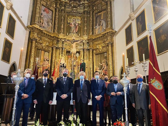 Ofrenda floral de la CES a la hermandad del Cristo de Burgos