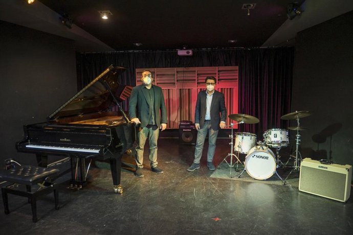 Manuel Guzmán junto a Pablo Mazuecos, director de la asociación.