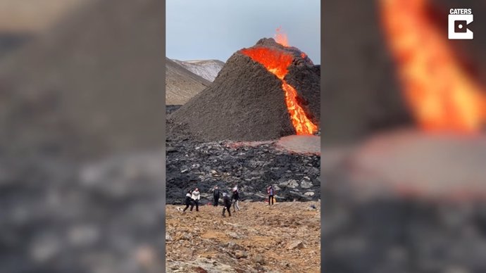Filman a un grupo de personas jugando al voleibol enfrente de un volcán en erupción en Islandia