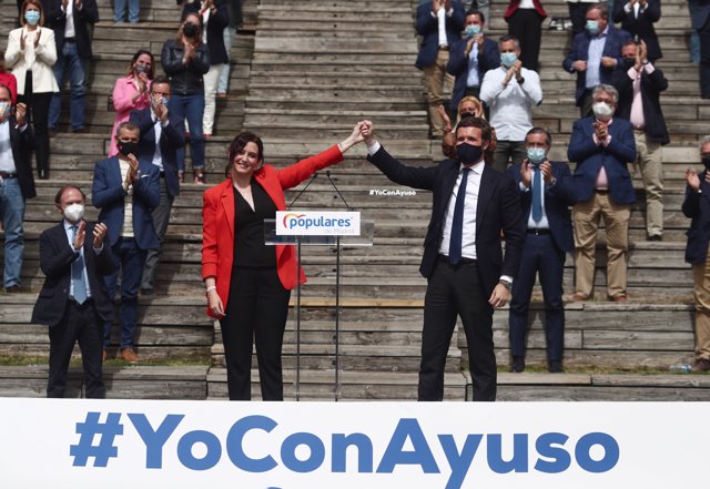 La presidenta de la Comunidad de Madrid, Isabel Díaz Ayuso, y el líder del PP, Pablo Casado, durante la presentación de la candidatura del PP de Madrid 