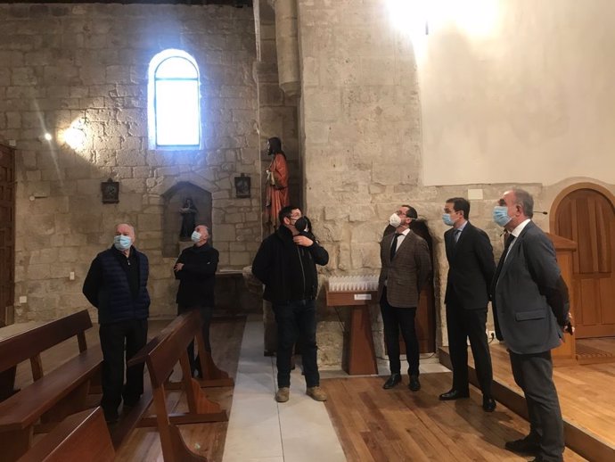 Imagen de la visita a la iglesia de la Paz en la localidad palentina de Cevico Navero.