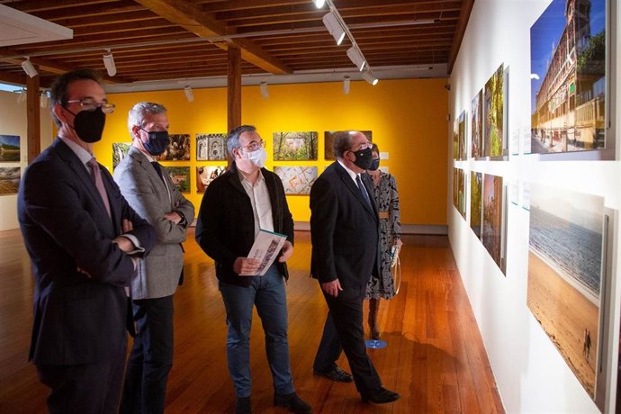 Inauguración de la exposición 'Galicia a un paso de ti' en la sede de Afundación en Santiago