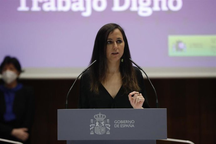 La nueva ministra de Derechos Sociales y Agenda 2030, Ione Belarra, interviene durante el traspaso de carteras ministeriales.