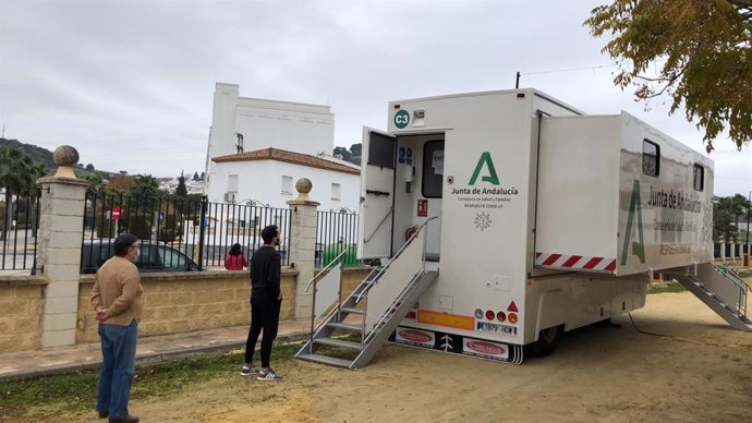 Archivo - Cribado poblacional de test en la unidad itinerante de la Junta en Espera