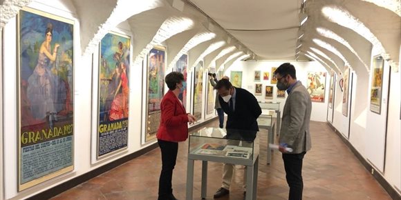 1. El Museo Casa de los Tiros de Granada acoge una exposición de carteles y revistas de los siglos XIX y XX