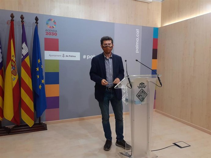 El portavoz del Ayuntamiento de Palma, Alberto Jarabo, durante una rueda de prensa.