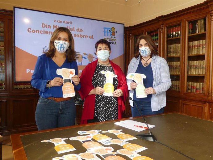 La concejala de Servicios Sociales, Ana Peñalosa (izquierda); la alcaldesa de Segovia, Clara Luquero (centro), y la presidenta de la Asociación Autismo Segovia, Susana Guri (derecha).