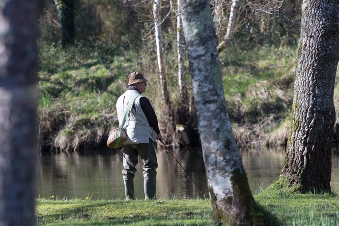 Un pescador en el río Miño, en el municipio gallego de Ombreiro, en Lugo, Galicia (España).