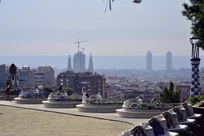 Archivo - Vista del skyline de Barcelona desde el Park Güell que ya permanece abierto para las visitas tras la finalización de las obras de rehabilitación del parque. En Barcelona, Catalunya, (España), a 14 de agosto de 2020.