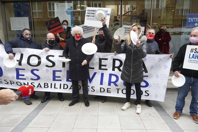 Archivo - El presidente de la Asociación Empresarial de Hostelería de Cantabria (AEHC), Ángel Cuevas, arroja platos al suelo en un acto simbólico de protesta frente a la Consejería de Sanidad 