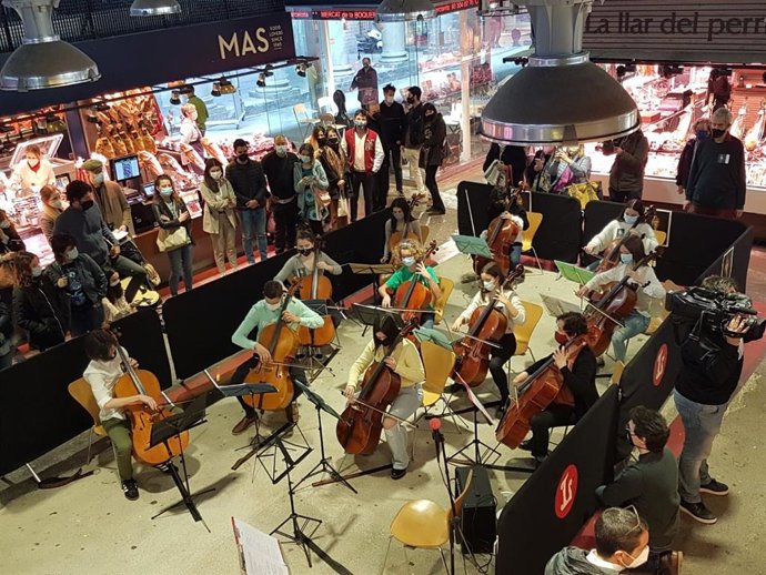 Actuación en el mercado de la Boqueria, en Barcelona, por la iniciativa 'Bach in the subways'