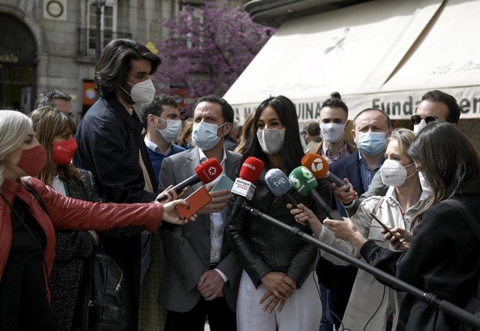 La vicealcaldesa de Madrid, Begoña Villacís, acompañada del candidato de Ciudadanos a la Presidencia de la Comunidad de Madrid, Edmundo Bal (i), ofrece declaraciones a los medios, en Madrid (España), a 31 de marzo de 2021. Villacís ha pedido a los madri