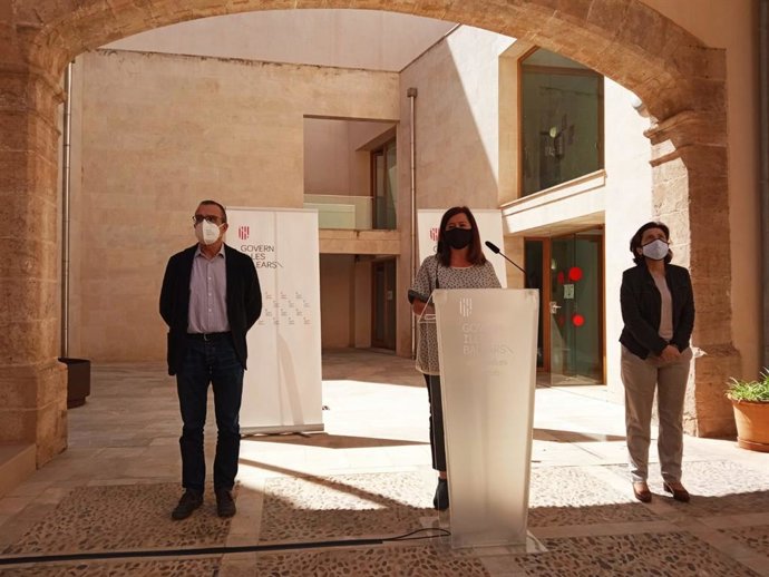 El conseller de Transición Energética, Sectores Productivos y Memoria Democrática, Juan Pedro Yllanes, la presidenta del Govern, Francina Armengo, y la consellera de Asuntos Sociales y Deportes, Fina Santiago.